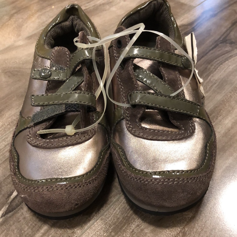 🔥🔥DIESEL UNISEX NWT Metallic Sneakers. .